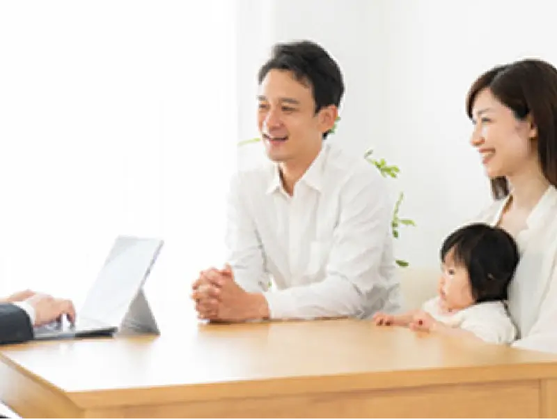 家族で説明を受けている様子