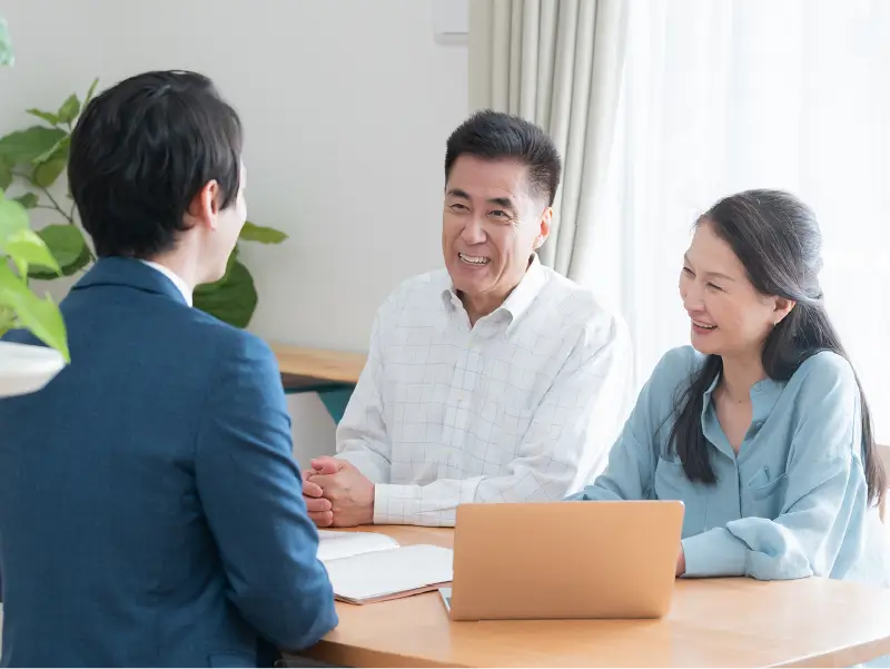 男性と女性が話を聞いている様子
