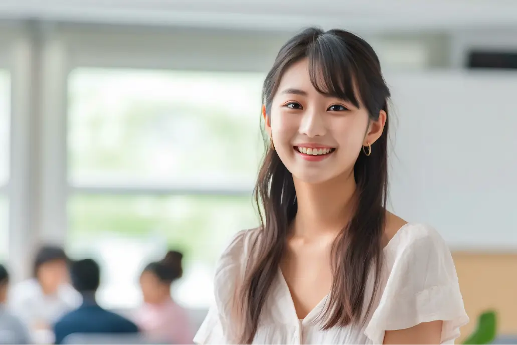笑顔の女性がこちらを見ている様子